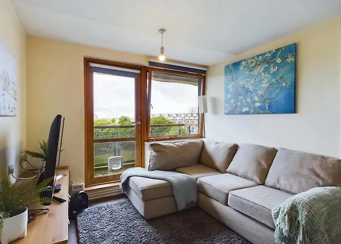 Lovely 1 Bedroom Serviced Apartment W Patio Sleeps 3 Pass The Keys