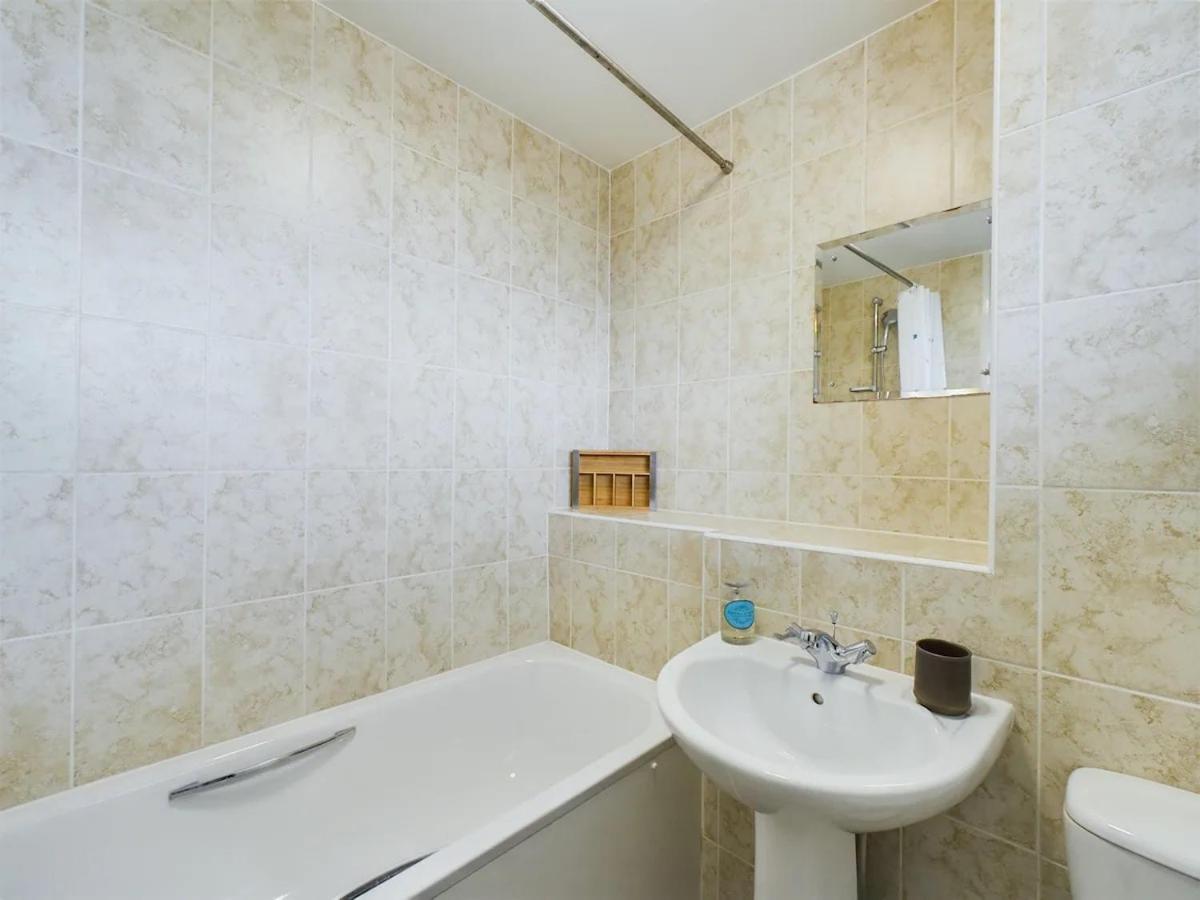 Lovely 1 Bedroom Serviced W Patio Sleeps 3 Pass The Keys Appartamento *