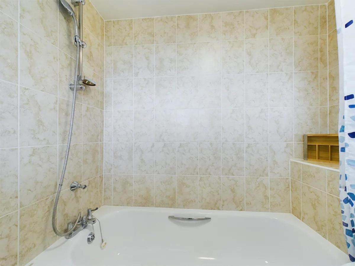 Lovely 1 Bedroom Serviced W Patio Sleeps 3 Pass The Keys Londra