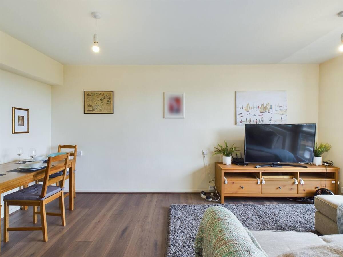 Appartamento Lovely 1 Bedroom Serviced W Patio Sleeps 3 Pass The Keys