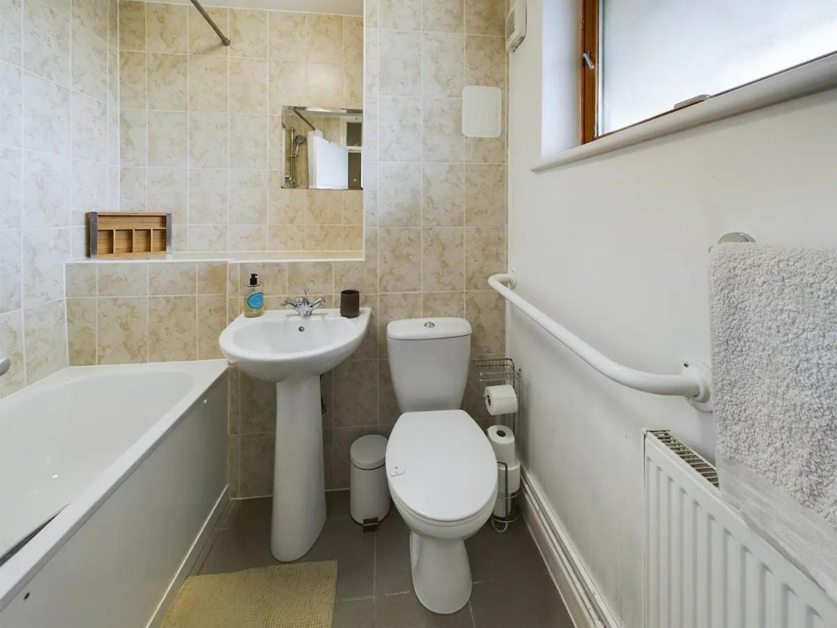 Lovely 1 Bedroom Serviced W Patio Sleeps 3 Pass The Keys Londra