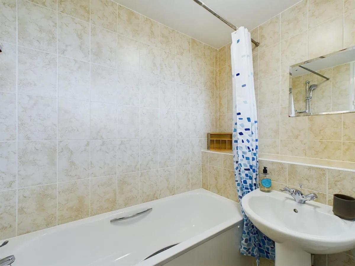 Lovely 1 Bedroom Serviced W Patio Sleeps 3 Pass The Keys * London